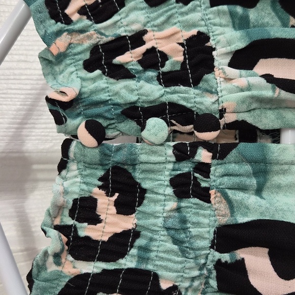 Nine West Long Sleeve Smocked Leopard Print Green Top Blouse Size Small - Picture 3 of 7